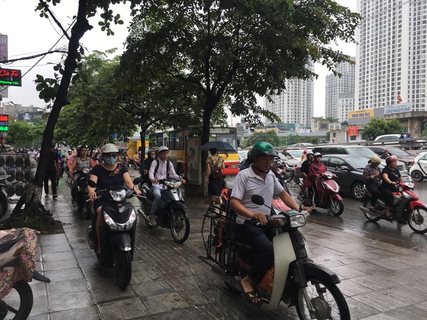 Ha Noi: Nhieu tuyen duong “nghet tho” trong mua - Hinh anh 4